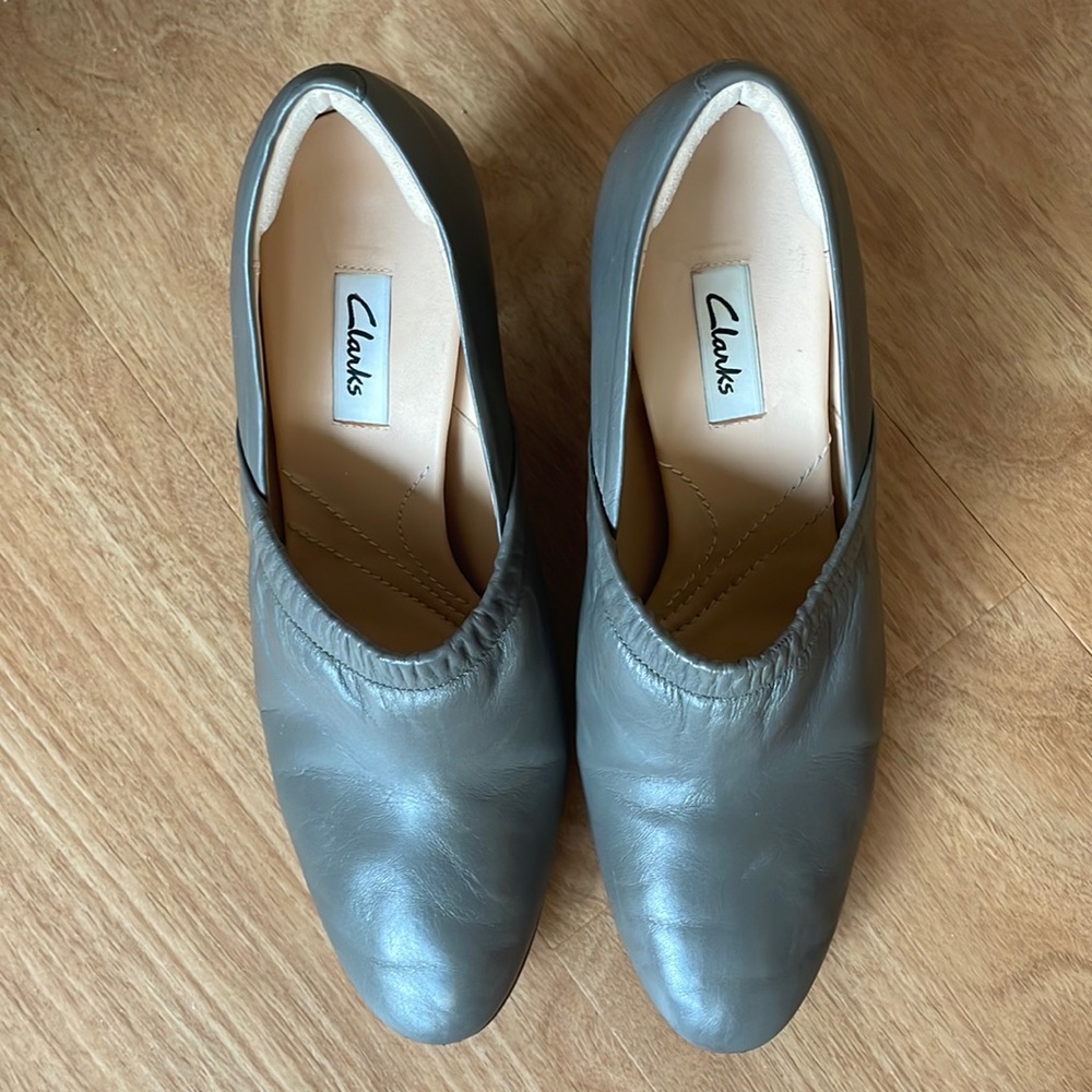 Clarks leather grey heeled bootie size 8 women’s